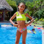 Bikini juvenil con top y faralado en hombros